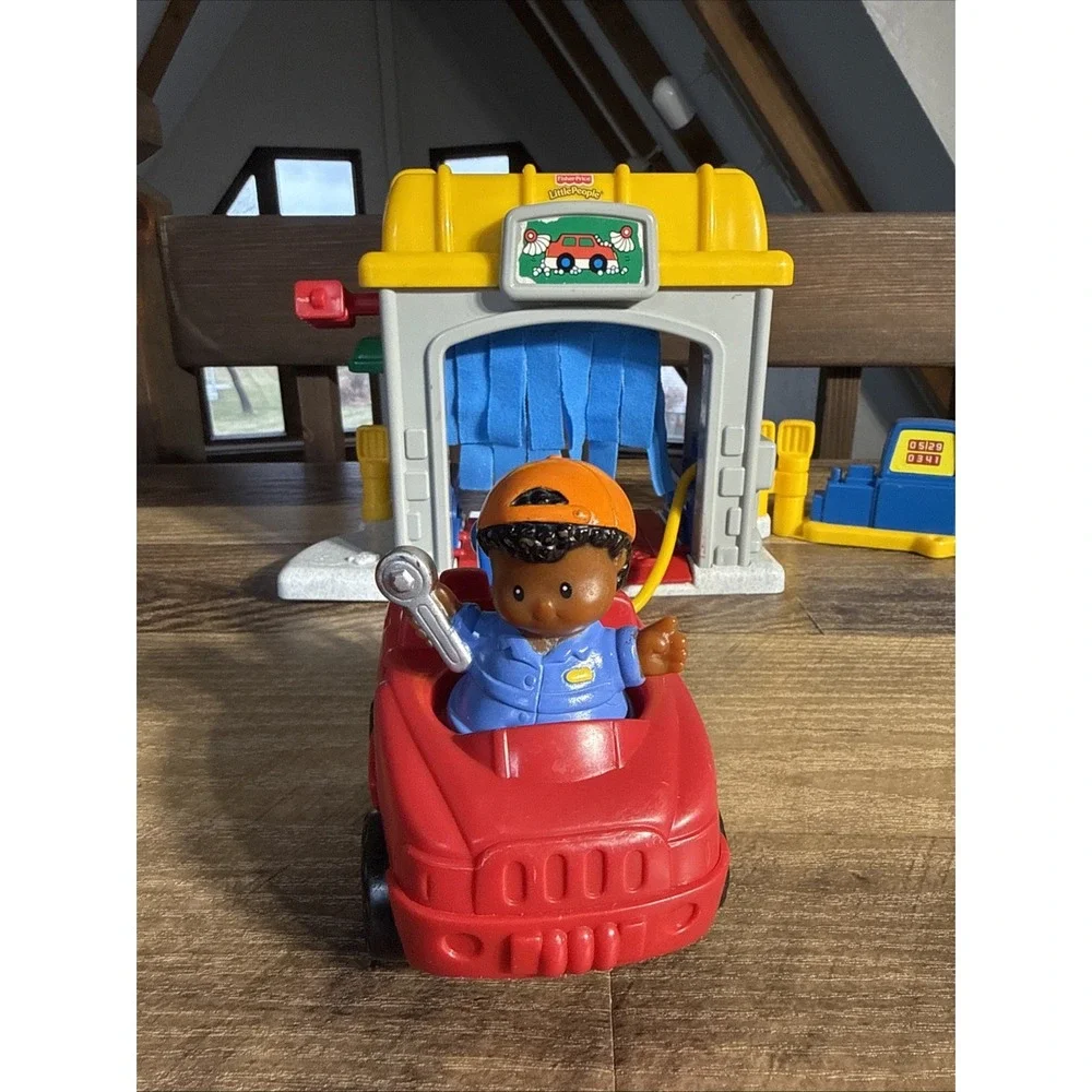 Fisher Price Little People Gas & Go Car Wash Playset W/ Tow Truck,‎ 1 Figure VTG